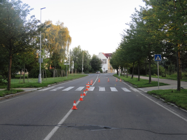 ŘIDIČ MERCEDESU SRAZIL CHODCE NA PŘECHODU. Z MÍSTA ČINU UJEL