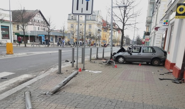 MARIÁNSKÉ LÁZNĚ: JÍZDA NA ČERVENOU PŘIPRAVILA O ŽIVOT CHODCE